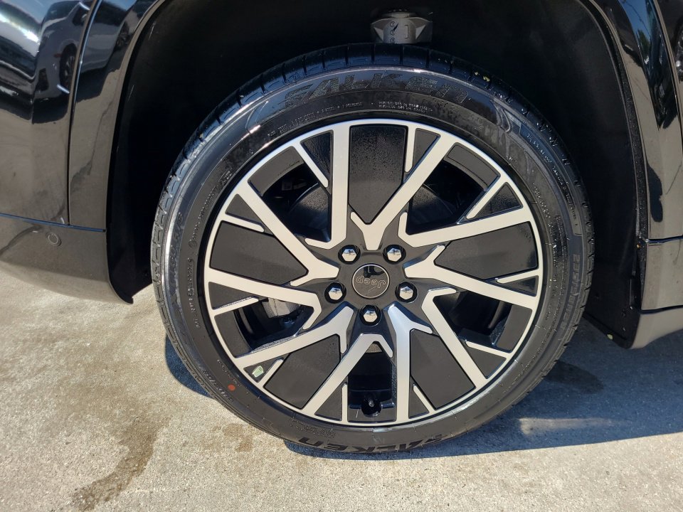 New 2025 Jeep Wagoneer Limited image 23