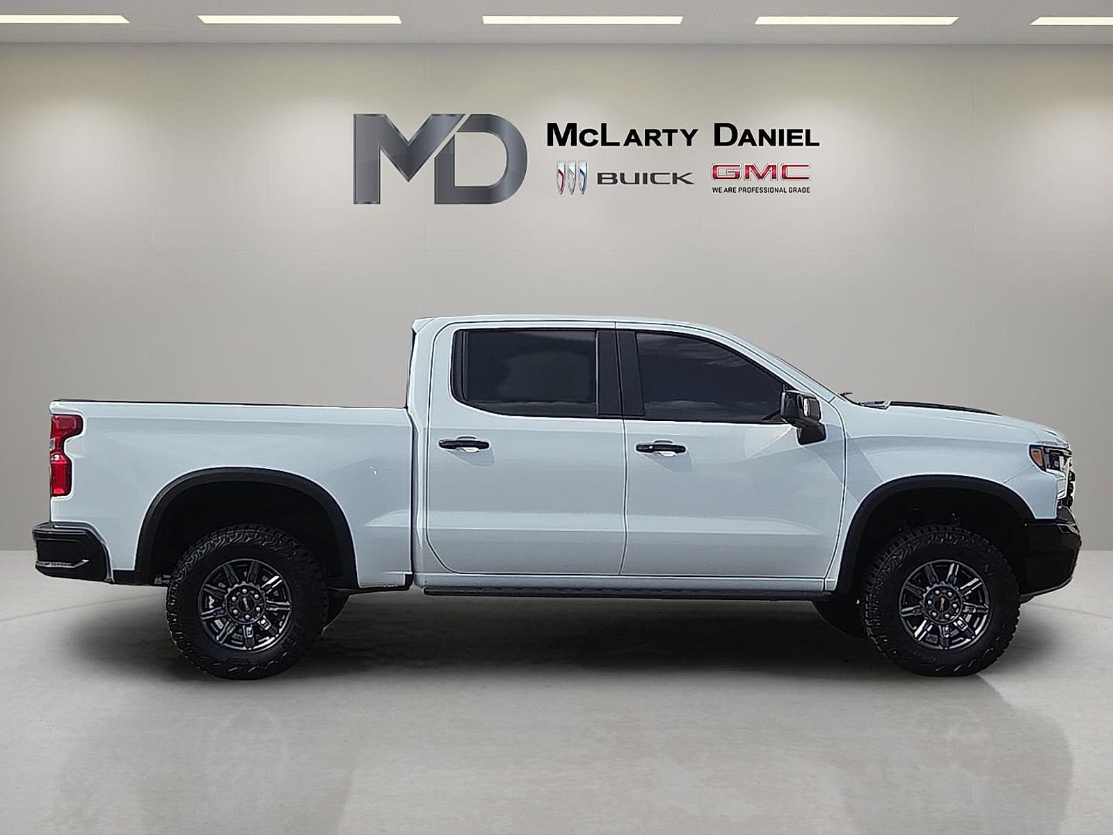 Used 2025 Chevrolet Silverado 1500 ZR2 w/ Technology Package AWD/4WD image 15
