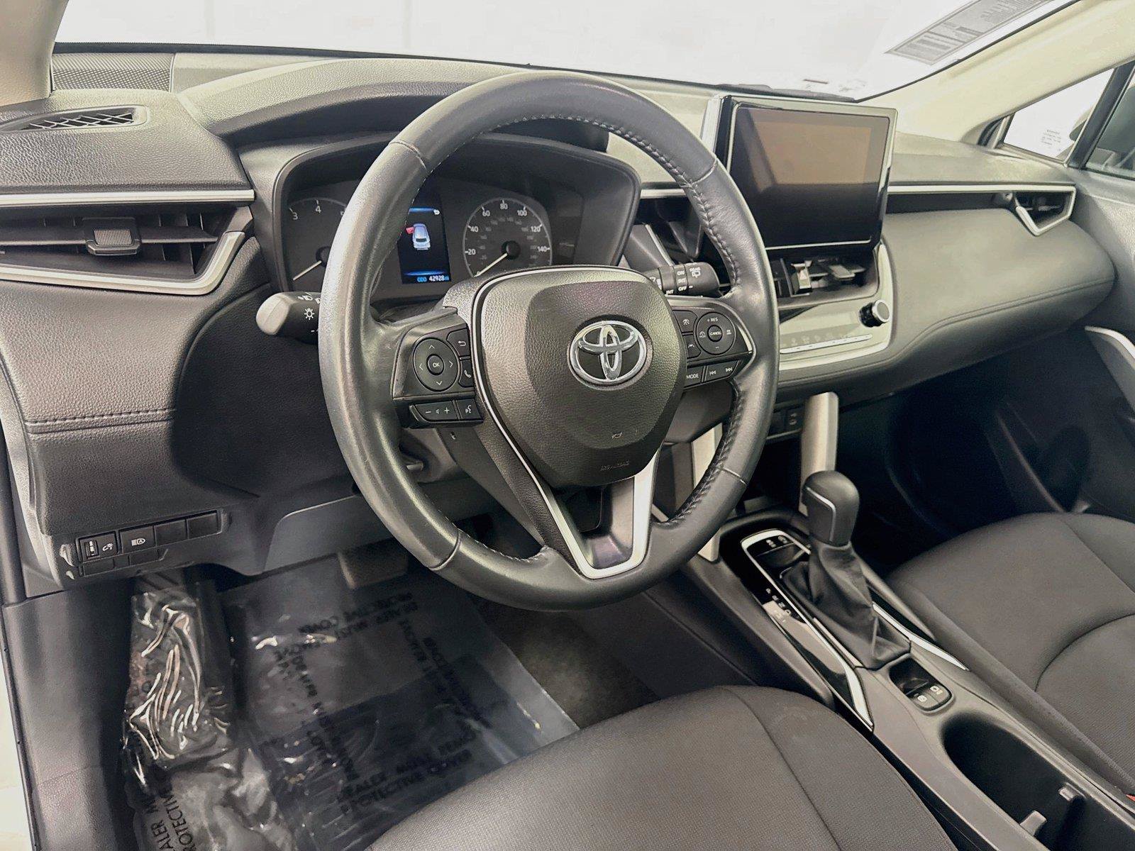 Used 2025 Toyota Corolla Cross LE w/ Moonroof Package AWD/4WD image 4