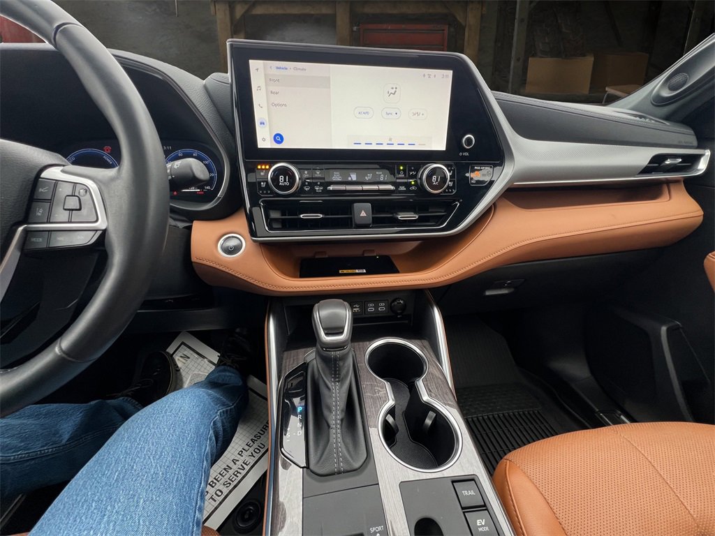 Used 2024 Toyota Highlander Platinum image 23