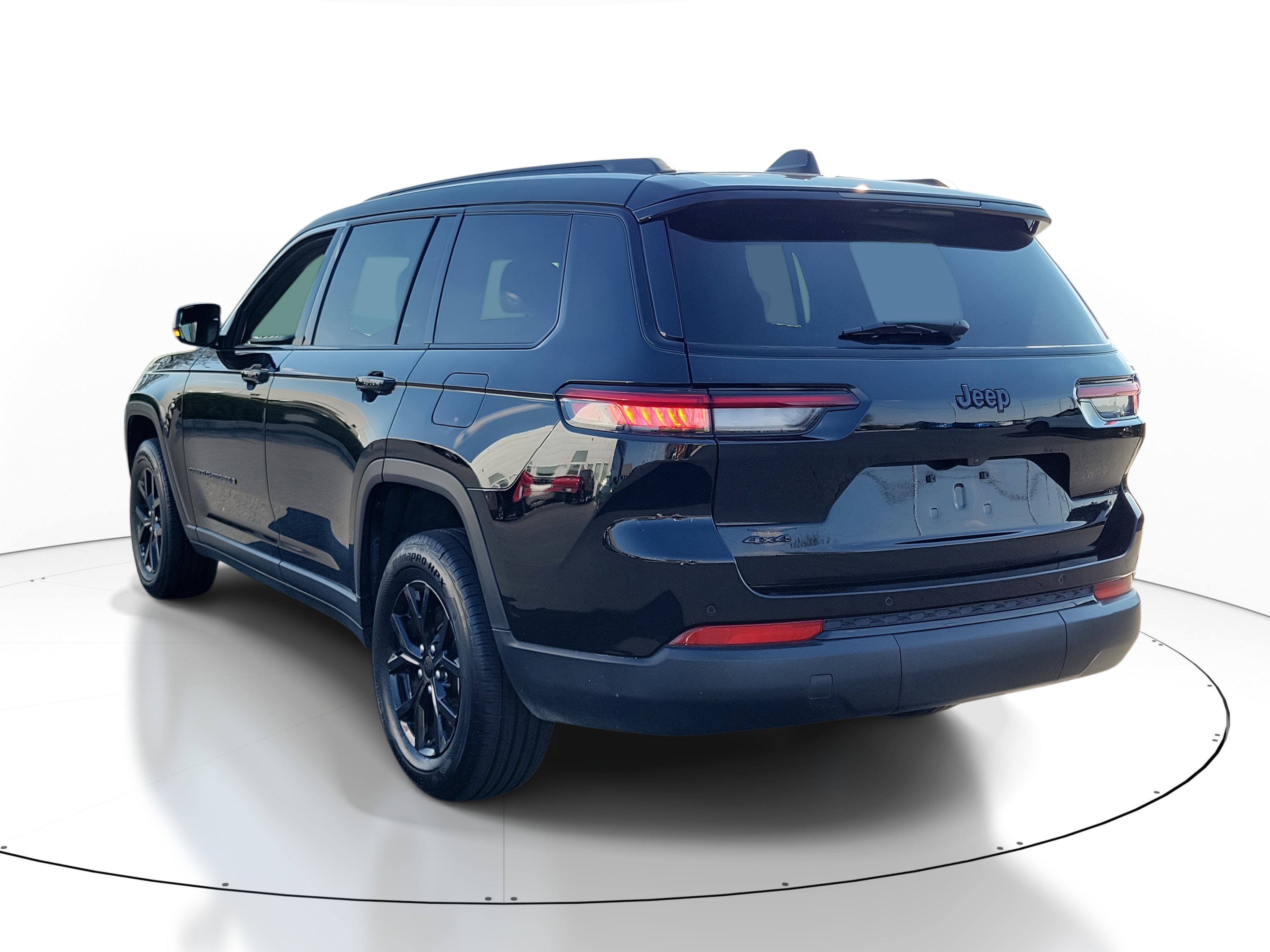 Used 2024 Jeep Grand Cherokee L Laredo image 3