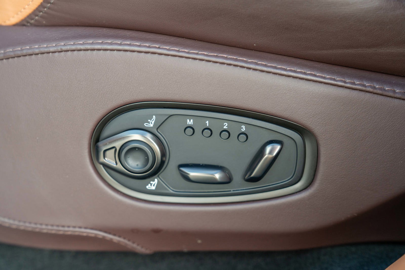 Used 2021 Aston Martin DBX image 16