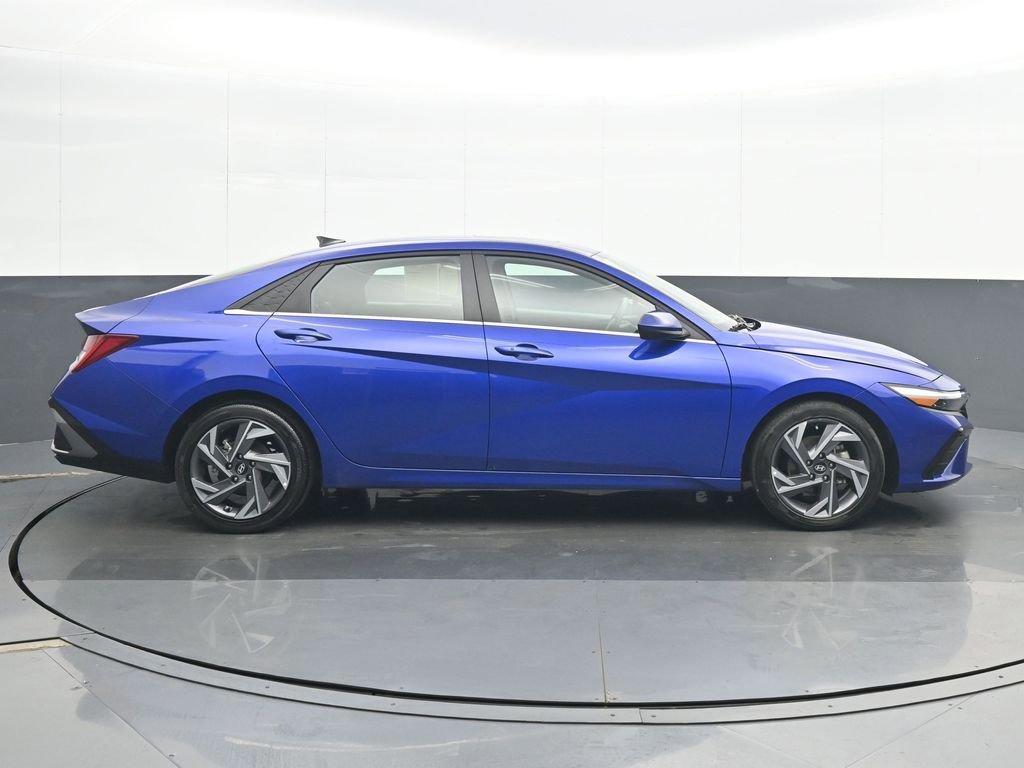 Used 2025 Hyundai Elantra SEL FWD image 7