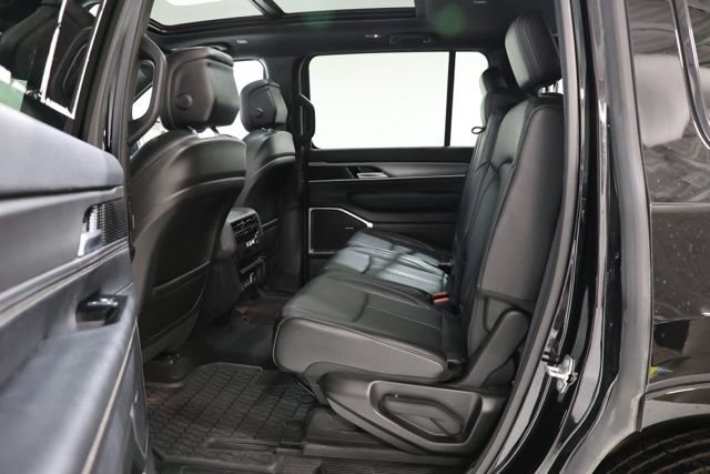 Used 2025 Jeep Wagoneer 4WD w/ Premium Group I image 33
