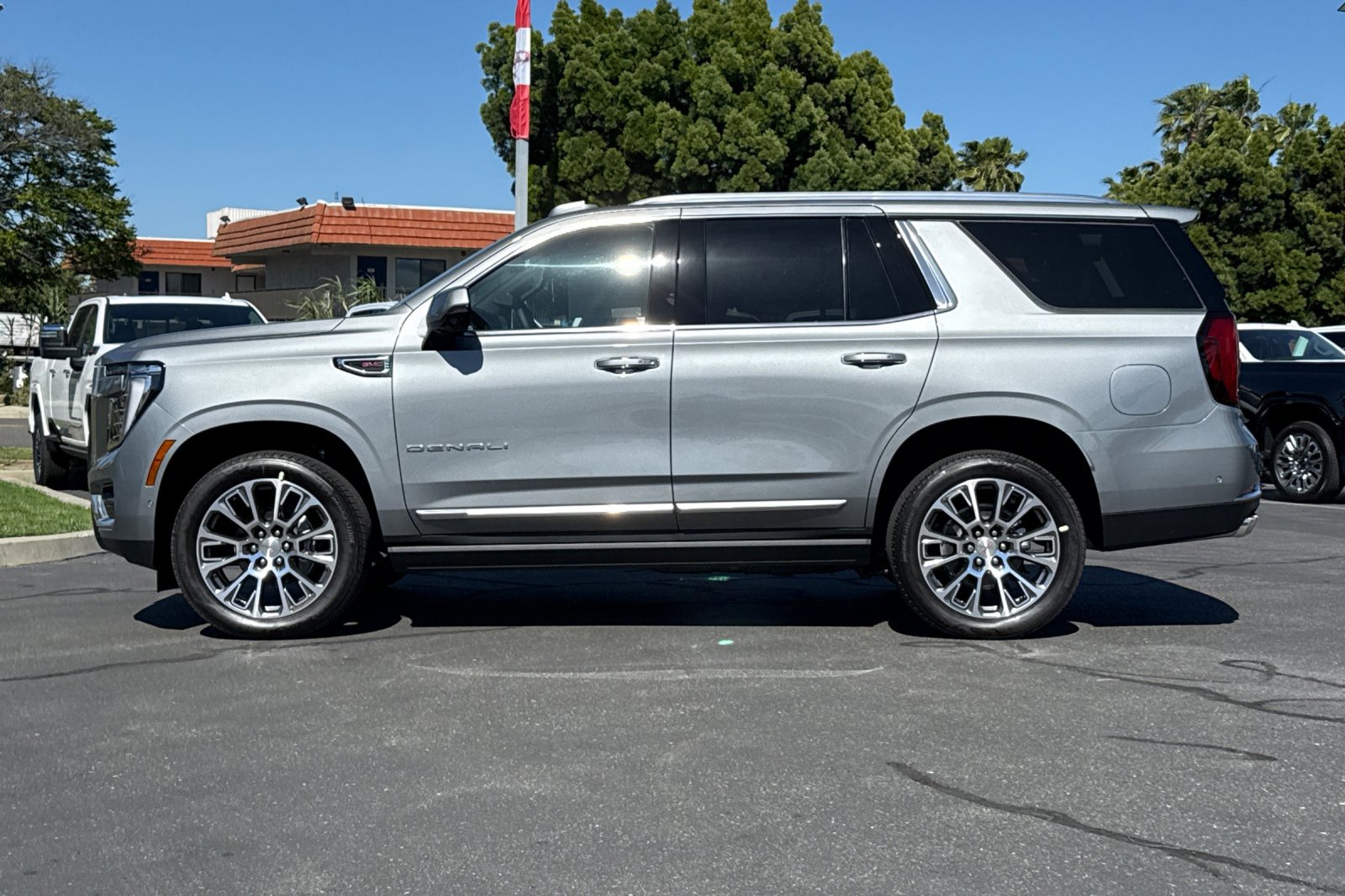 New 2026 GMC Yukon Denali w/ Denali Reserve Package AWD/4WD image 8