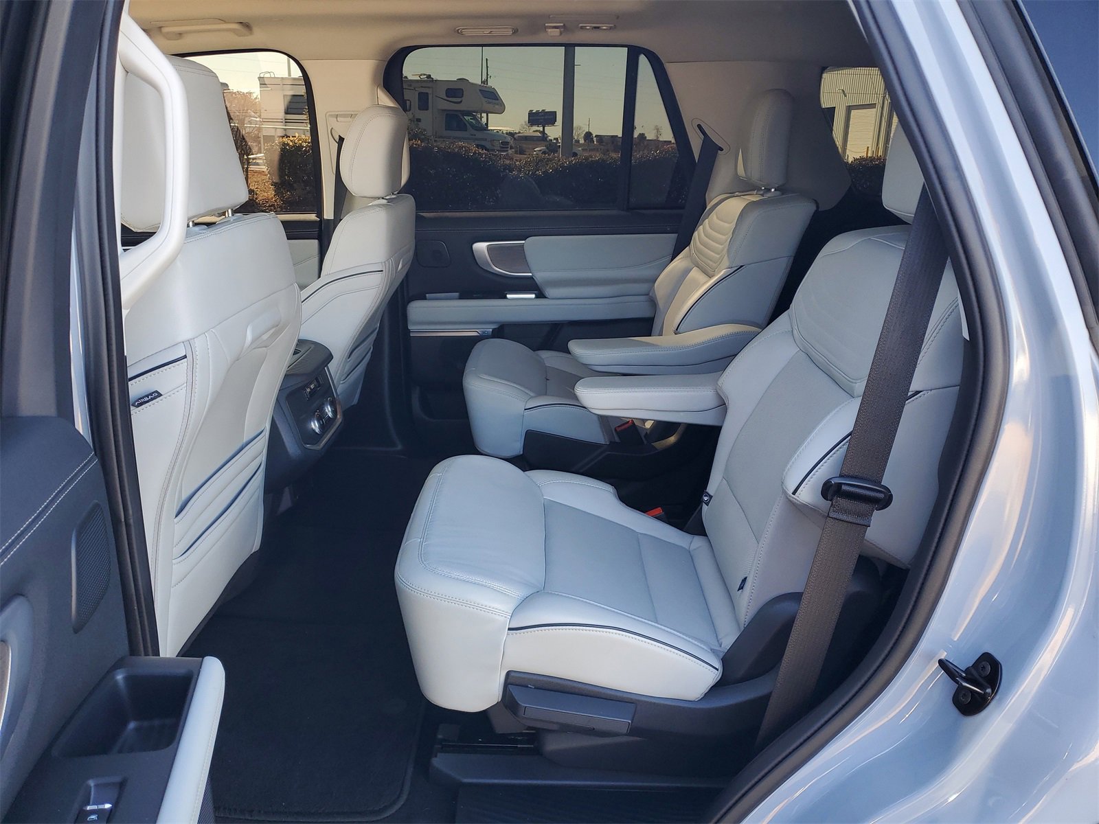 Certified 2025 Ford Expedition Platinum w/ Platinum Ultimate Package image 12