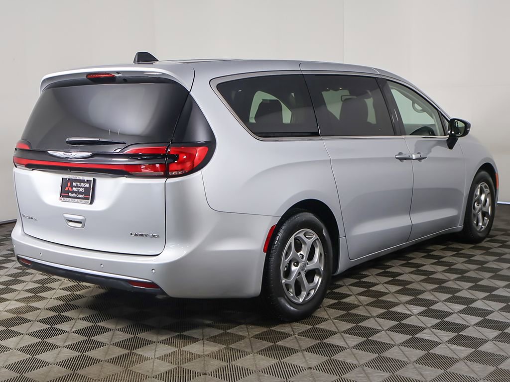 Used 2024 Chrysler Pacifica Limited FWD image 14