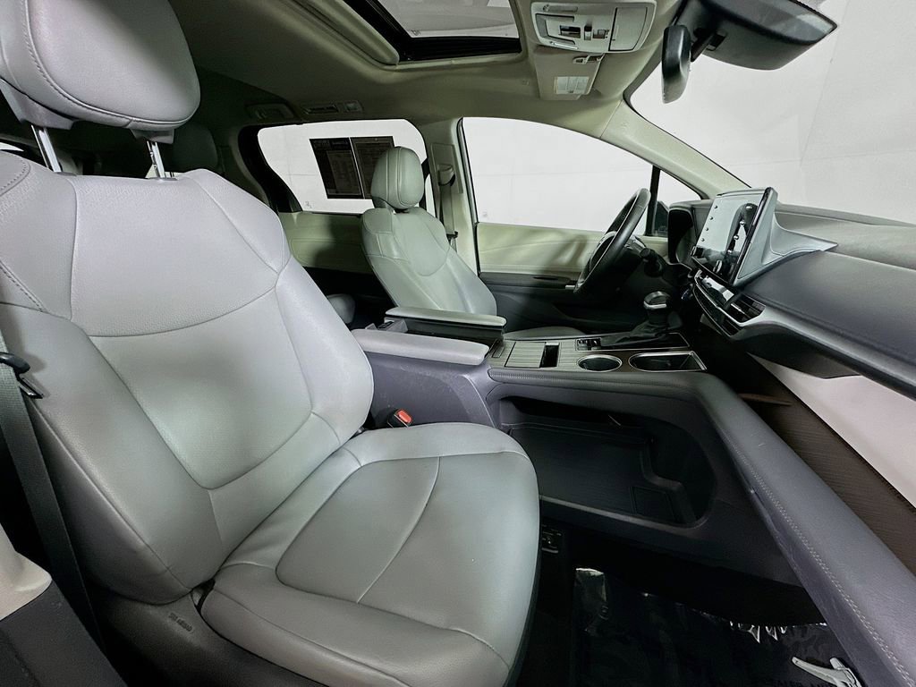 Used 2024 Toyota Sienna XLE FWD image 12