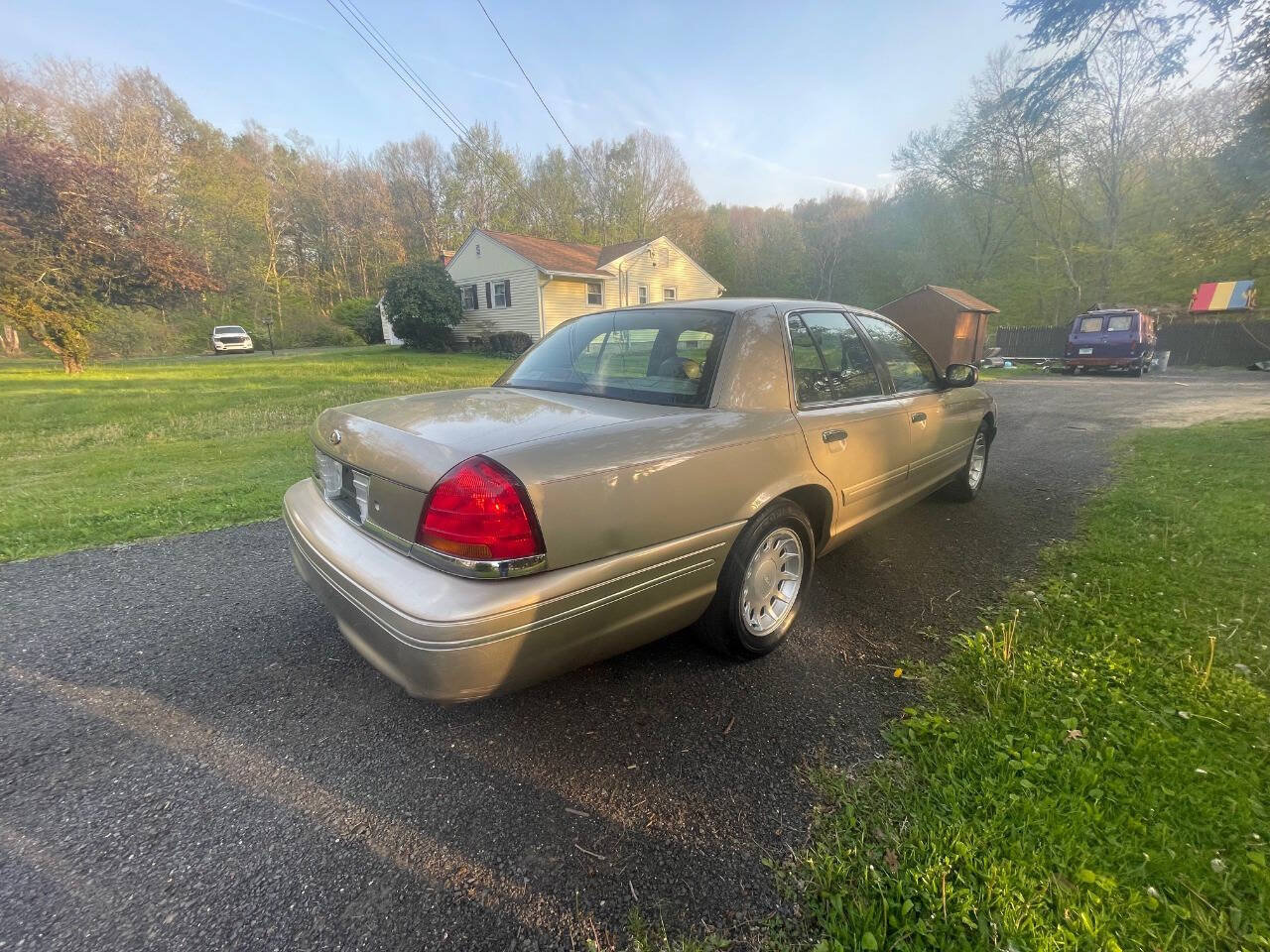 Used 2000 Ford Crown Victoria LX RWD image 3