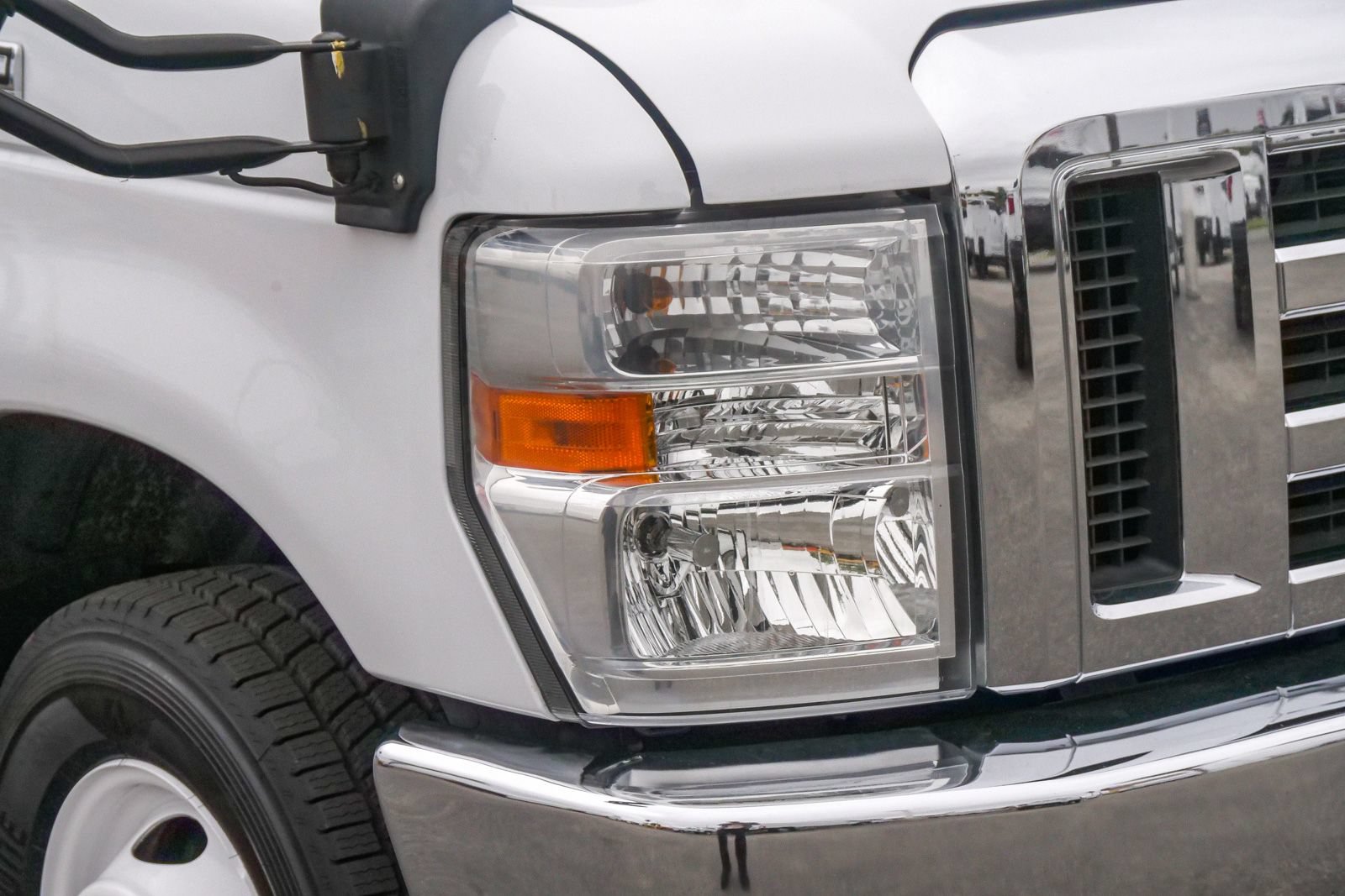 Used 2013 Ford E-450 and Econoline 450 Super Duty w/ Shuttle Bus Prep Pkg RWD image 4