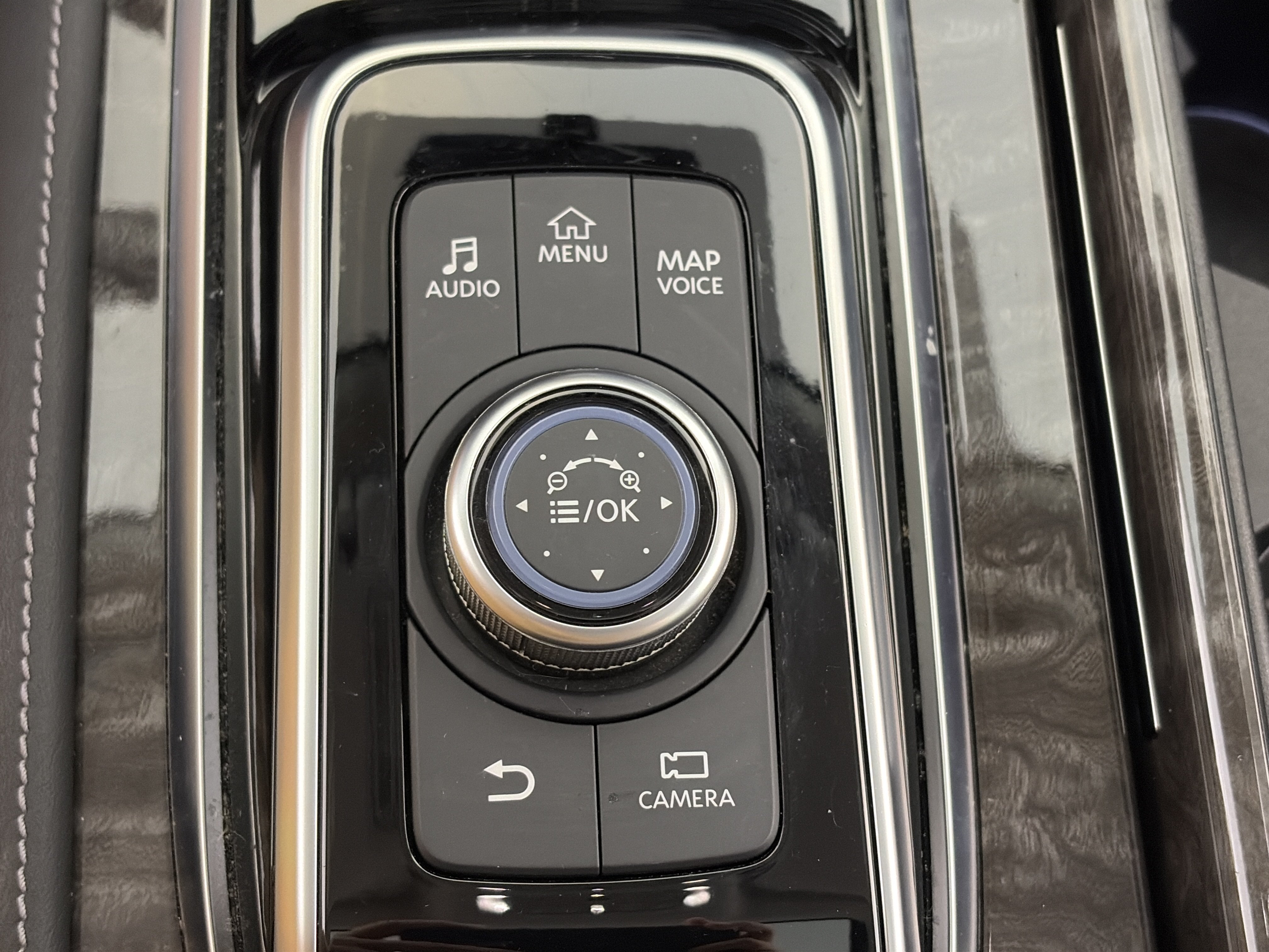 Used 2024 Nissan Armada Platinum w/ Captain's Chairs Package RWD image 32