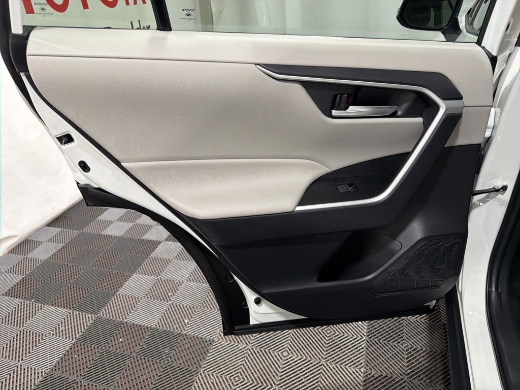 Used 2025 Toyota RAV4 XLE AWD/4WD image 19