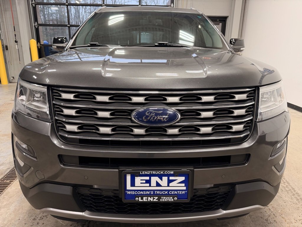 Used 2017 Ford Explorer XLT w/ Equipment Group 202A image 3