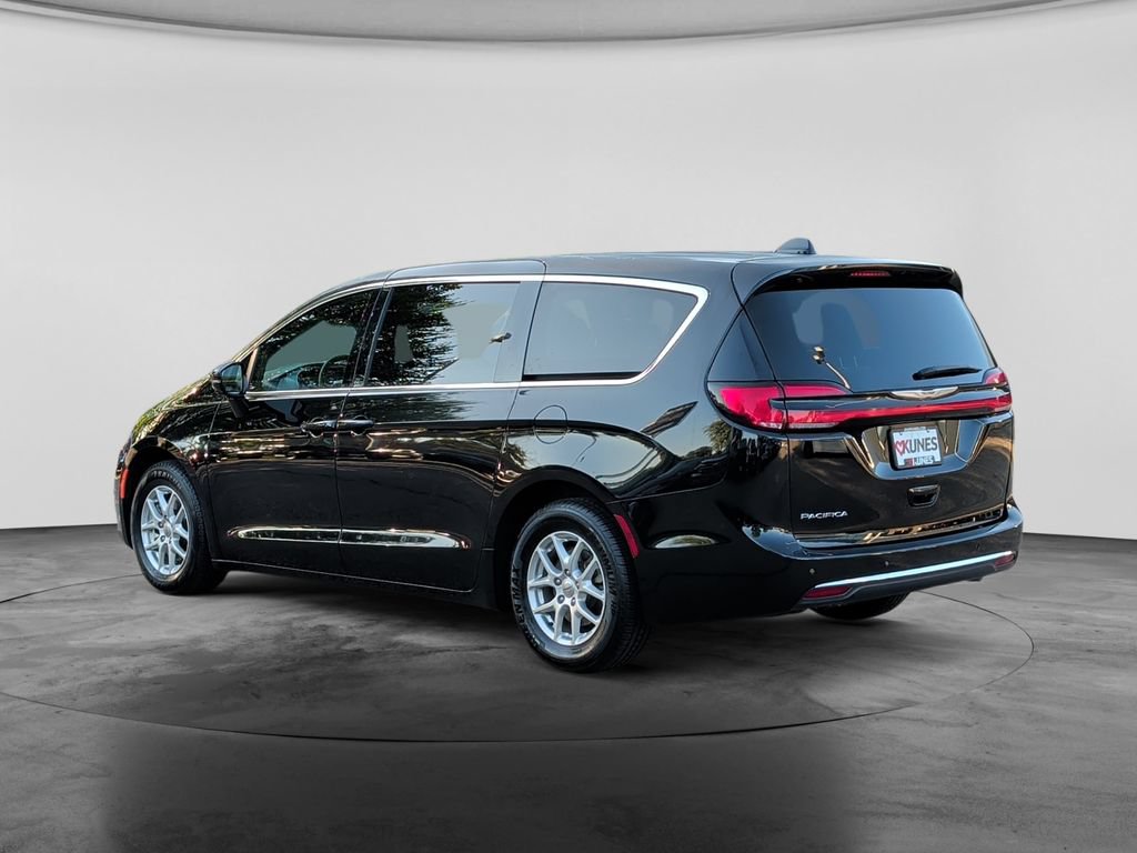 Used 2025 Chrysler Pacifica Select FWD image 5