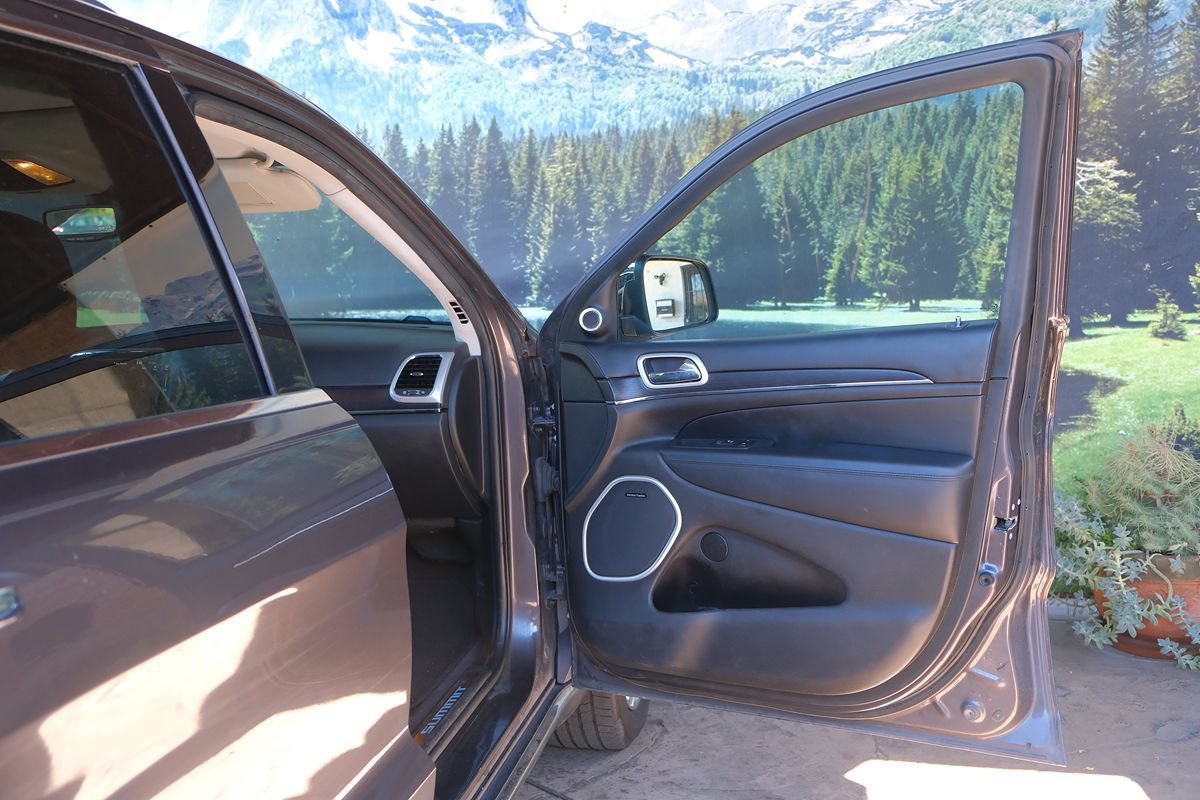 Used 2018 Jeep Grand Cherokee Summit w/ Skid Plate Group AWD/4WD image 32