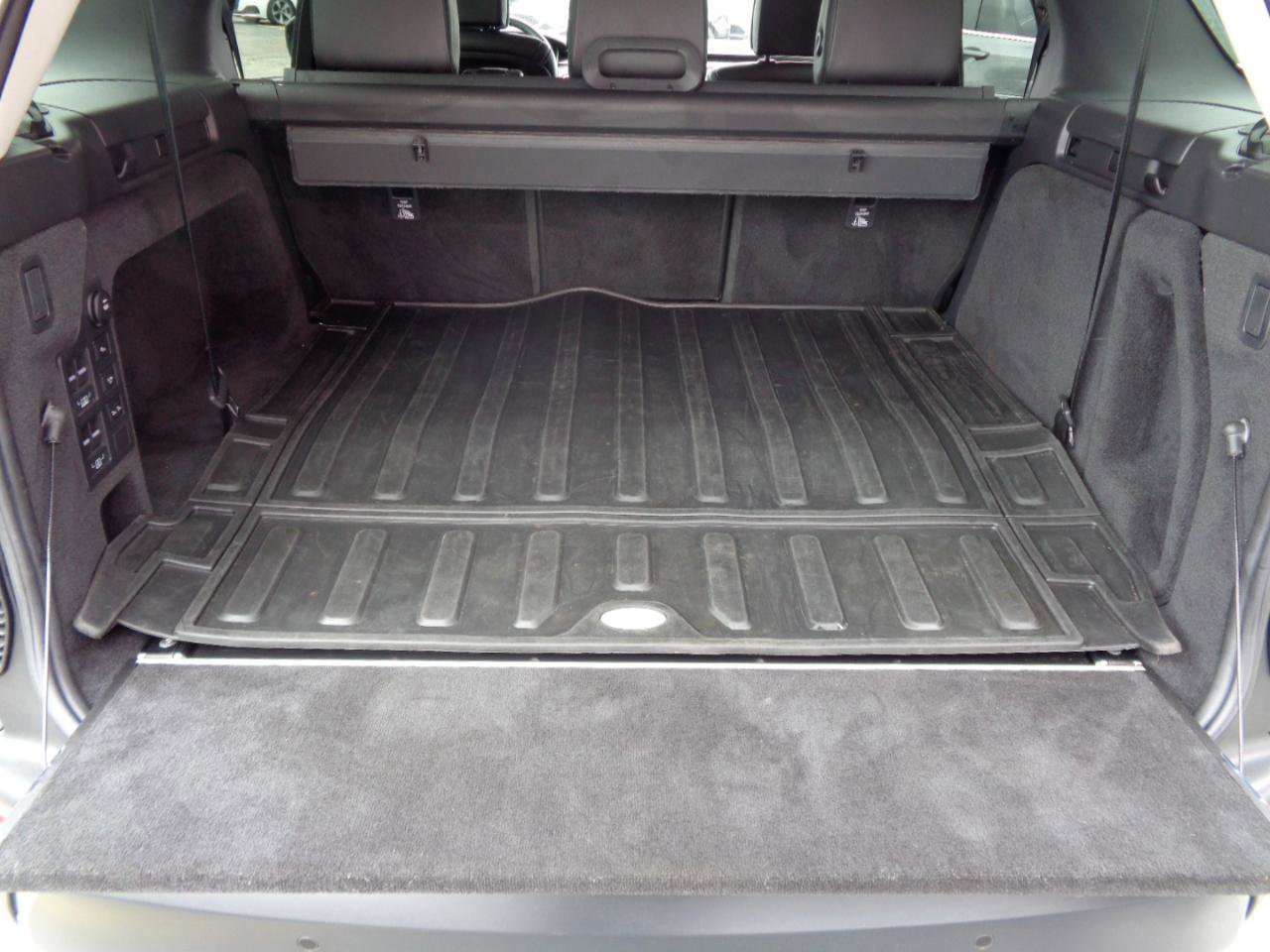 Used 2017 Land Rover Discovery First Edition image 40