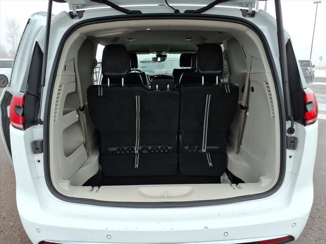 Used 2023 Chrysler Pacifica Touring-L FWD image 14