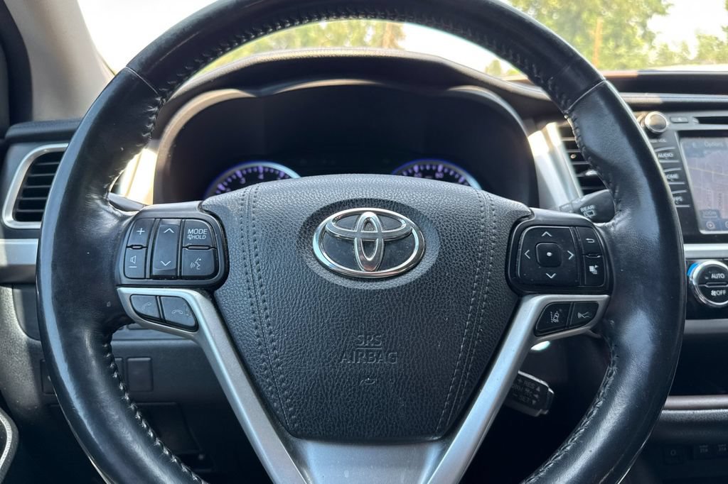 Used 2018 Toyota Highlander XLE AWD/4WD image 25