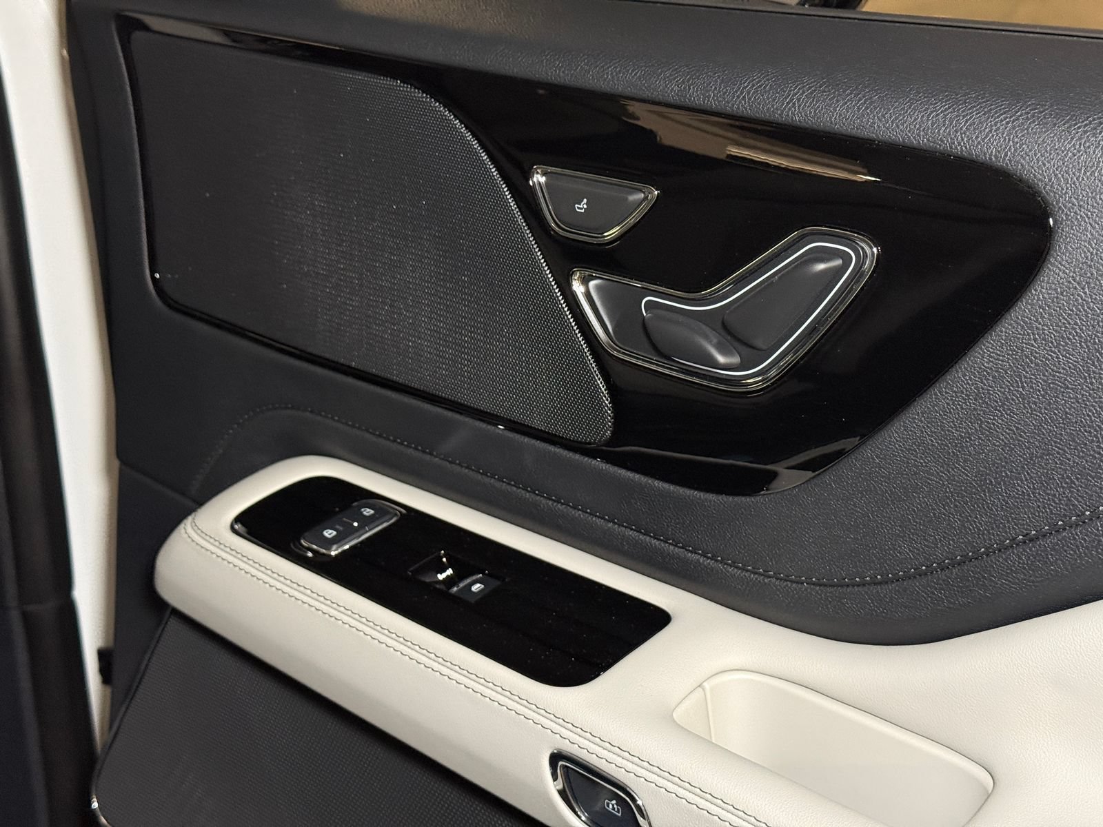 New 2026 Lincoln Aviator AWD image 12