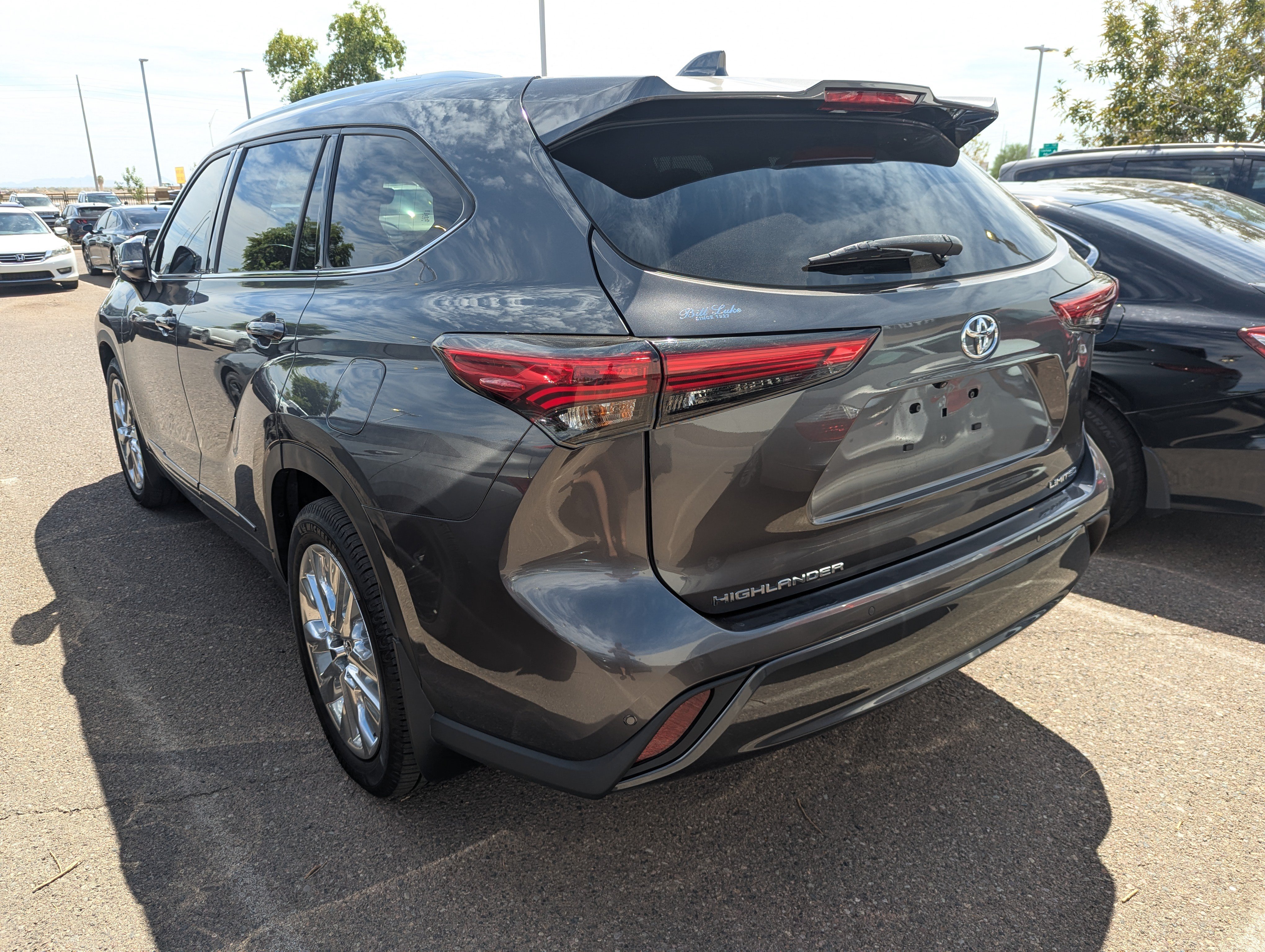 Used 2023 Toyota Highlander Limited FWD image 5