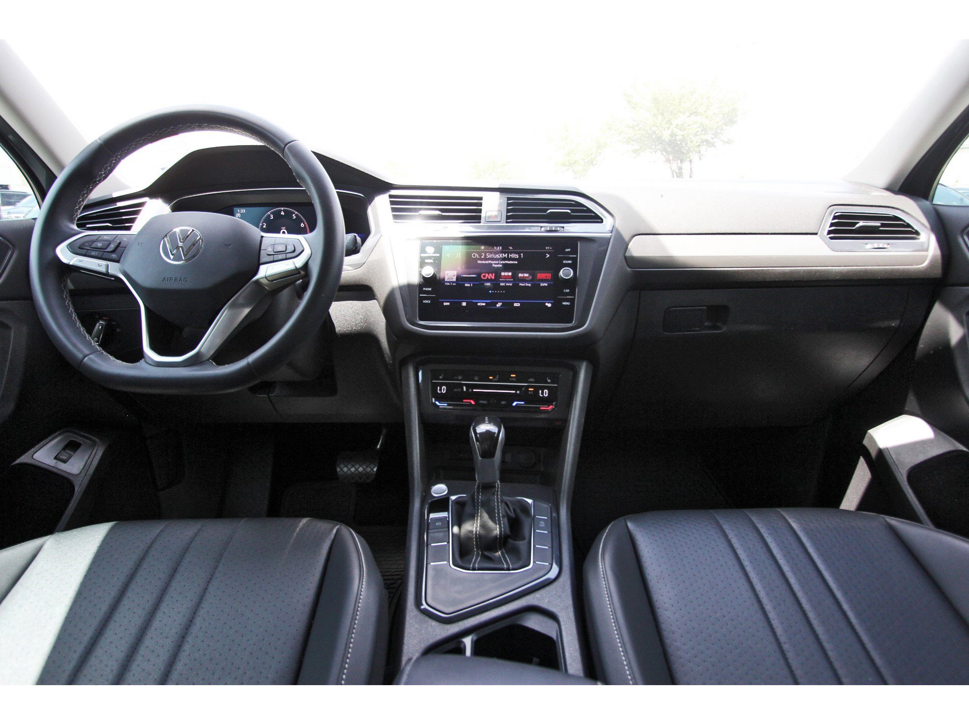 Used 2022 Volkswagen Tiguan SE image 11