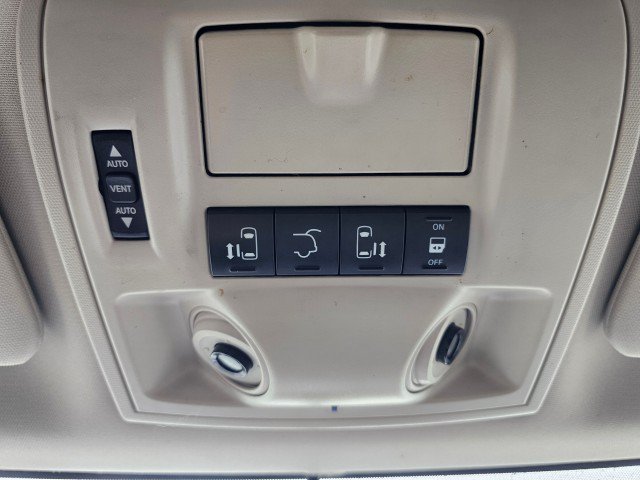 Used 2015 Chrysler Town & Country Limited FWD image 41
