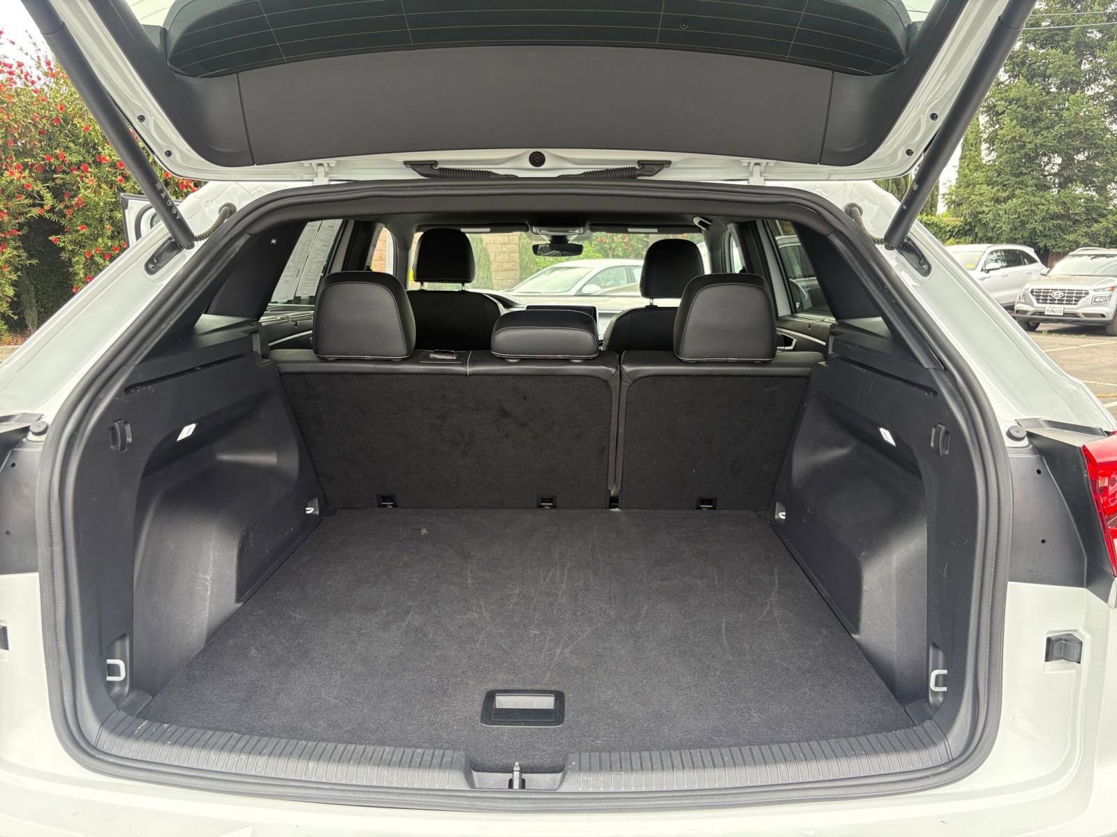 Used 2025 Volkswagen Atlas Cross Sport SE FWD image 34