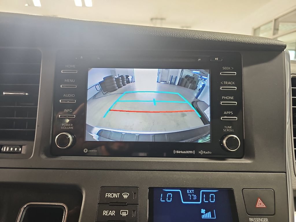 Used 2018 Toyota Sienna LE w/ Carpet Mat Package FWD image 29