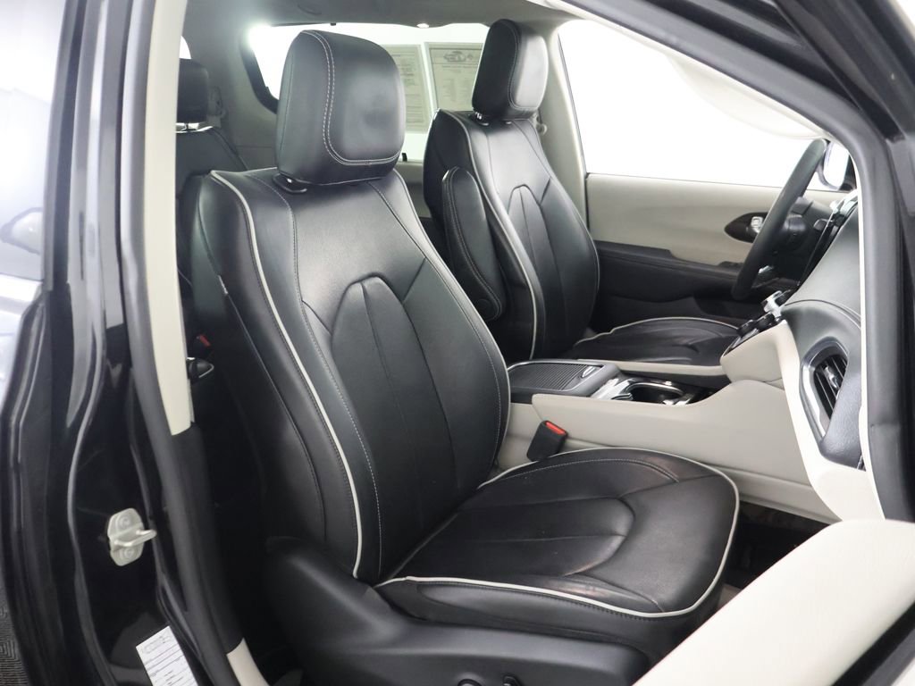 Used 2023 Chrysler Pacifica Limited image 30