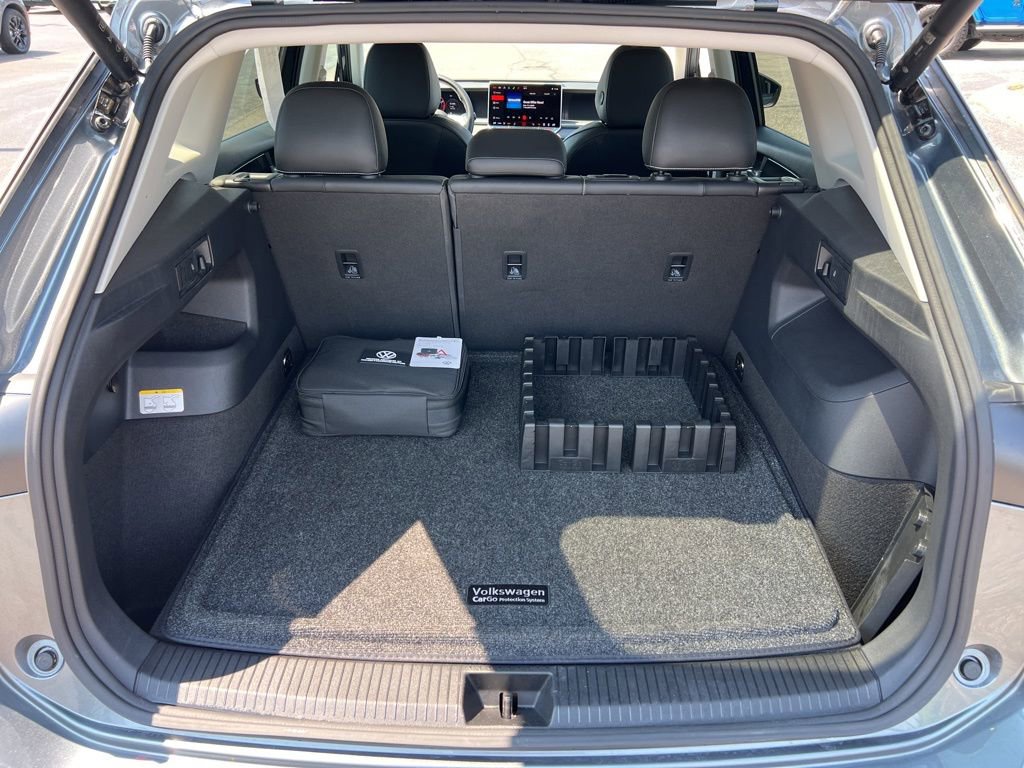Used 2025 Volkswagen Tiguan SE FWD image 14