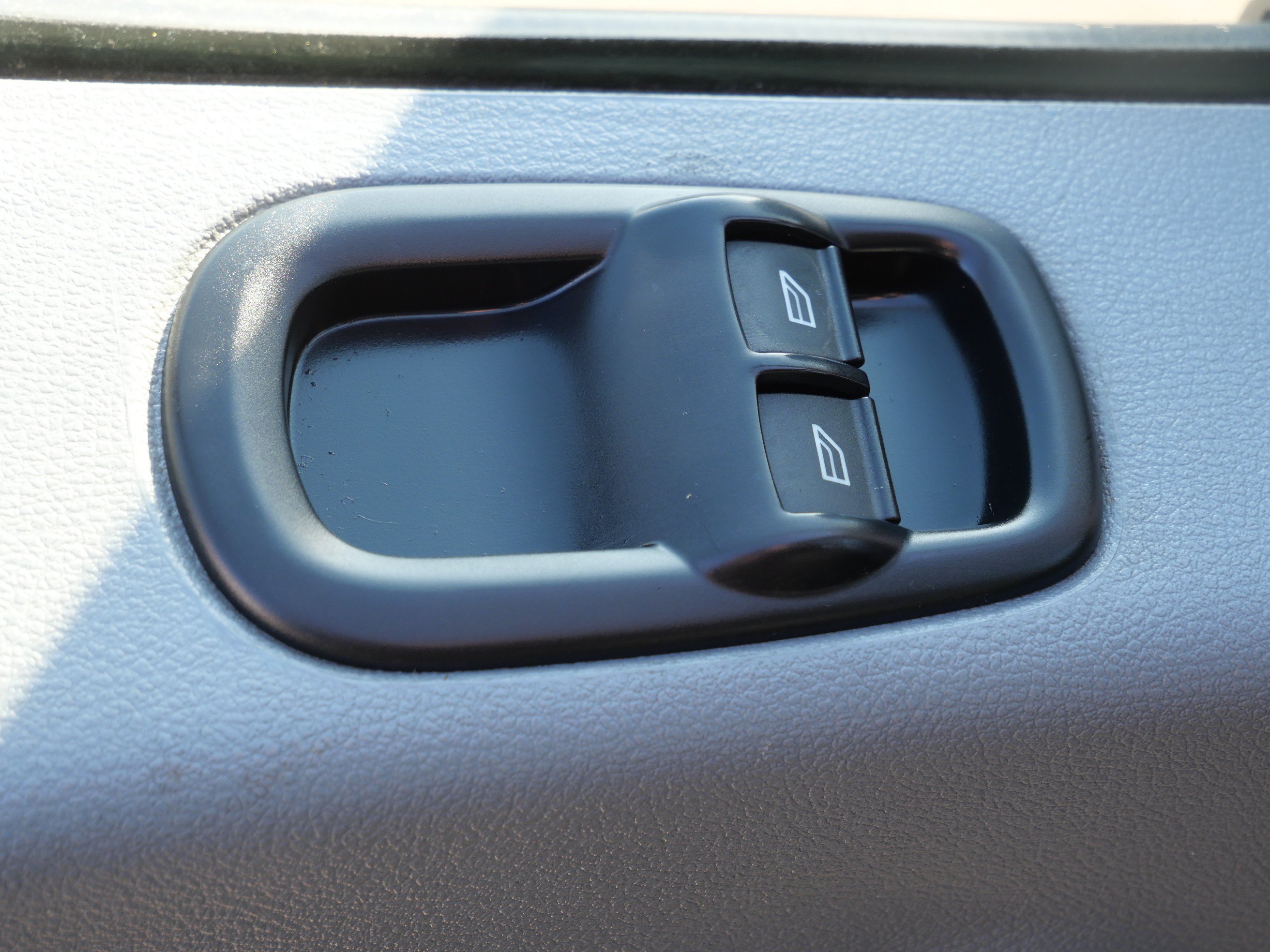 Used 2019 Ford Transit 250 148 Medium Roof RWD image 9