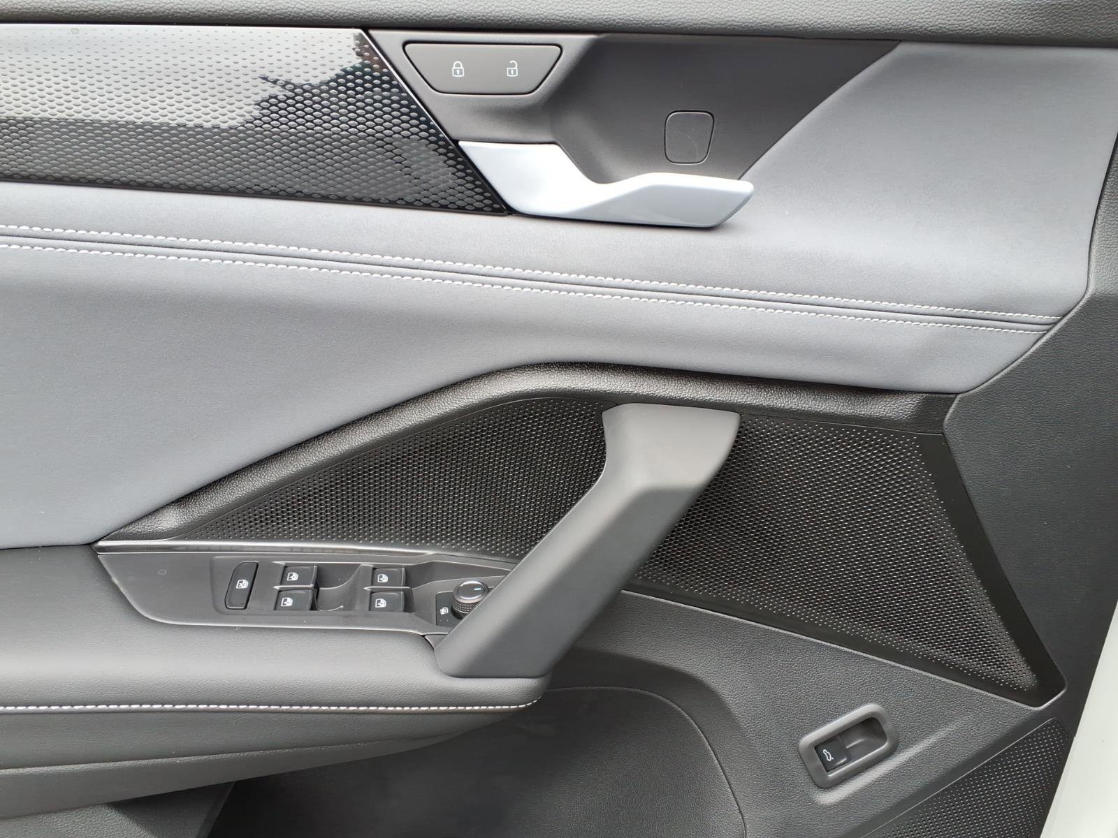 New 2025 Volkswagen Tiguan SE image 12