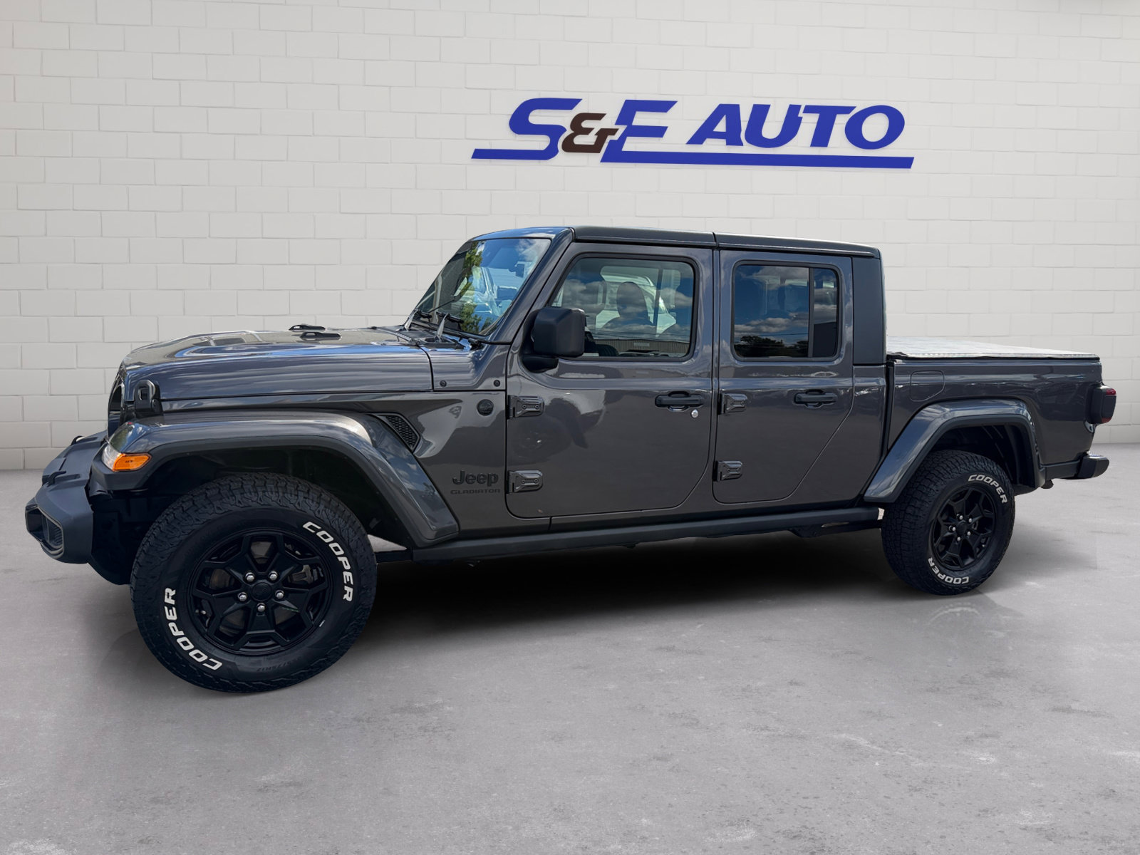 Used 2021 Jeep Gladiator Sport AWD/4WD image 2