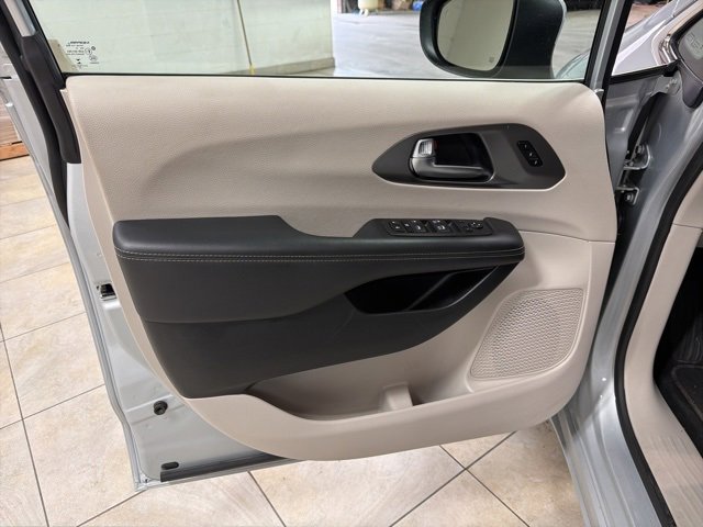 Used 2023 Chrysler Pacifica Touring-L image 12