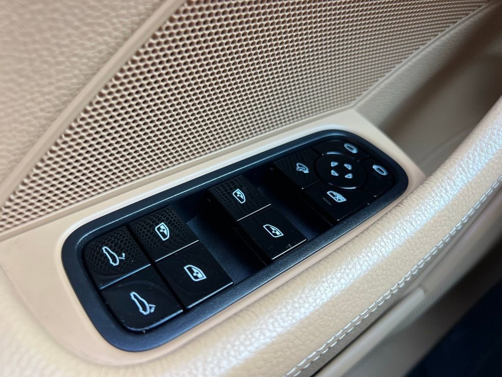 Used 2018 Porsche Panamera 4 image 42