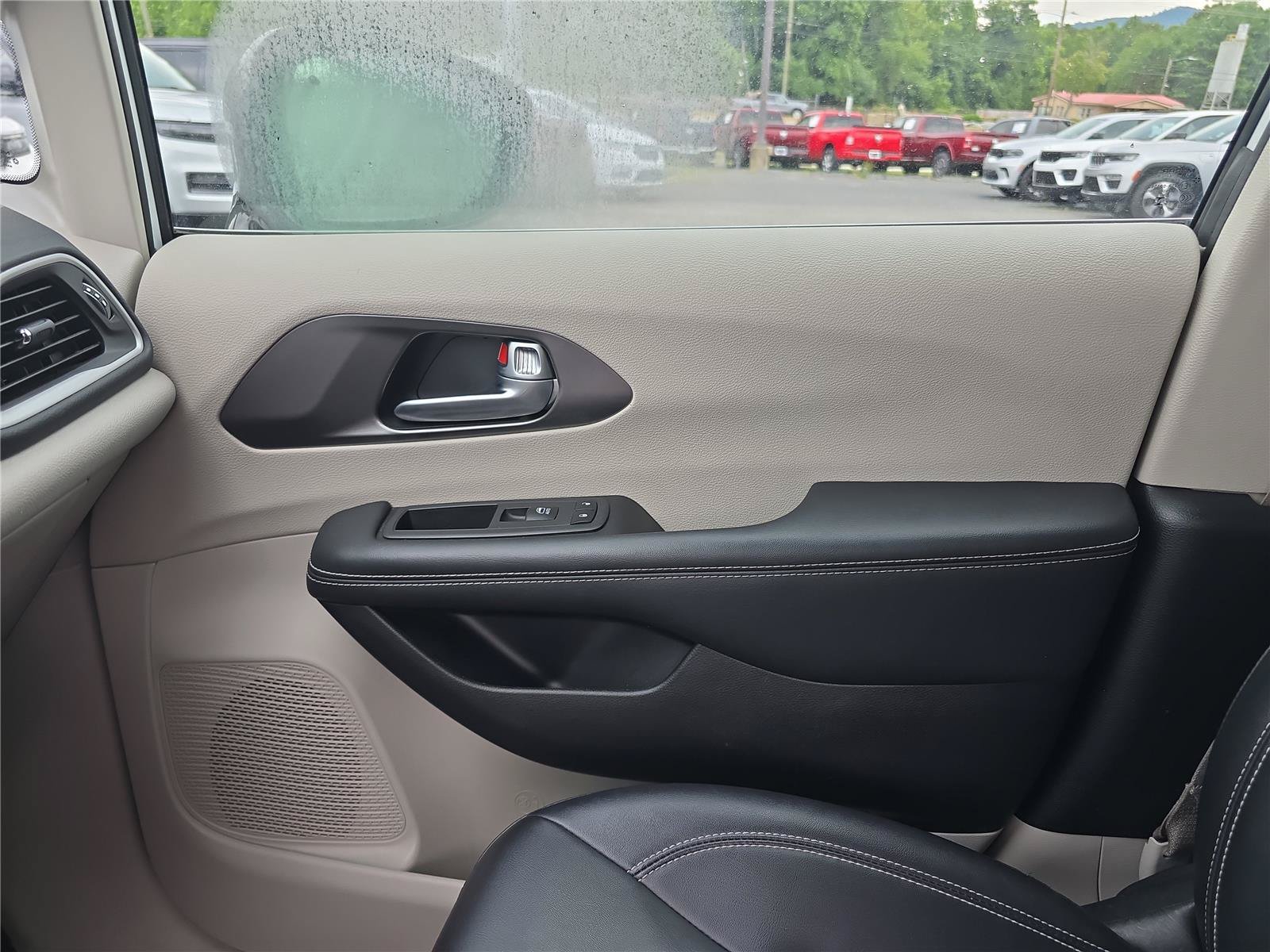 Used 2024 Chrysler Pacifica Touring-L FWD image 22