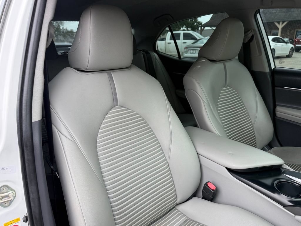 Used 2019 Toyota Camry SE w/ Convenience Package FWD image 18