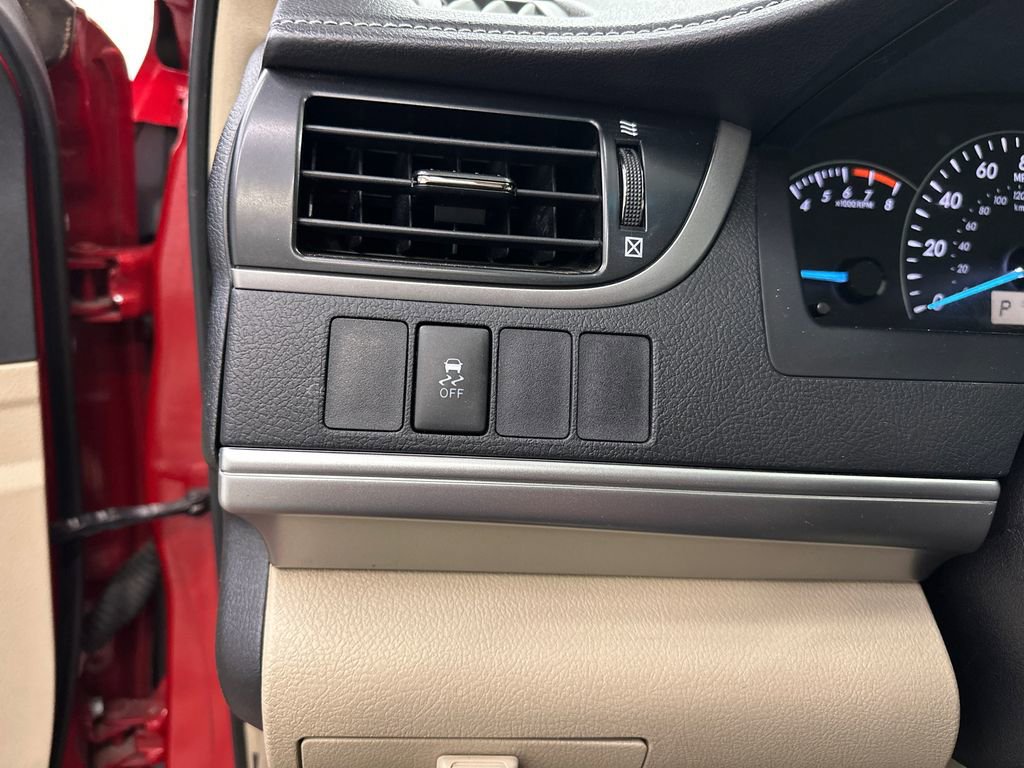 Used 2014 Toyota Camry L image 27