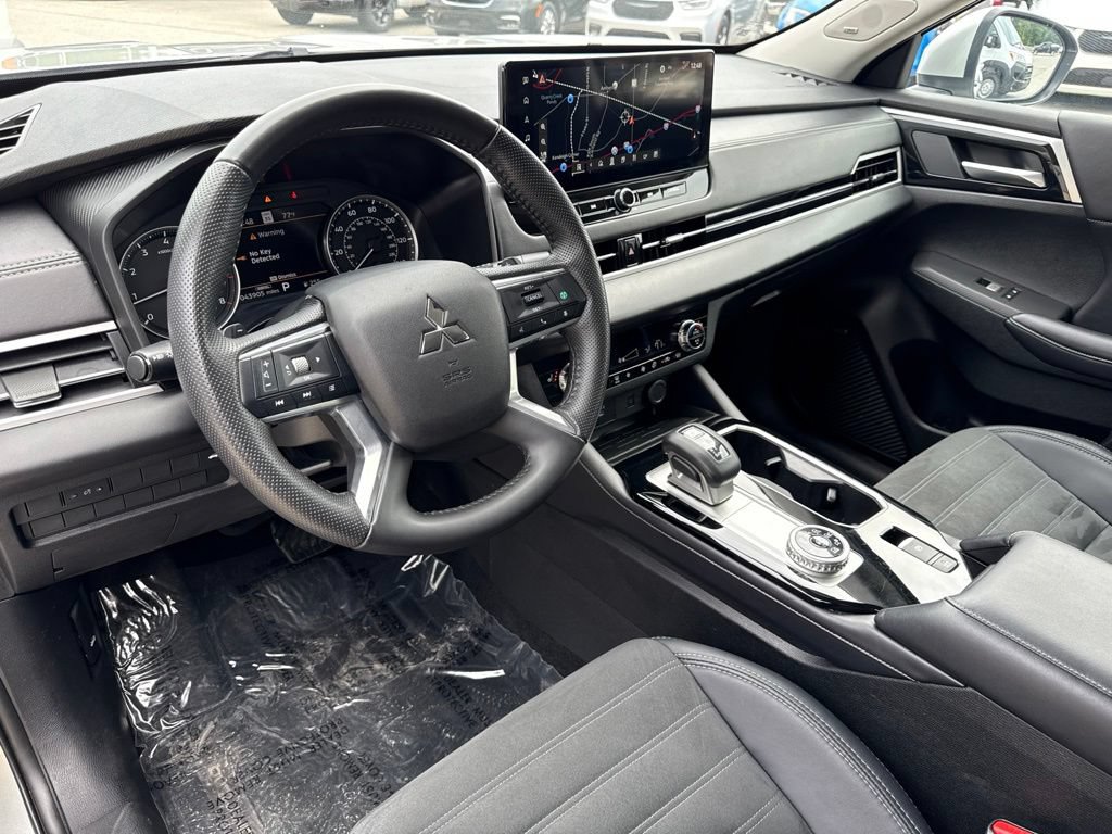Used 2025 Mitsubishi Outlander SE AWD/4WD image 2