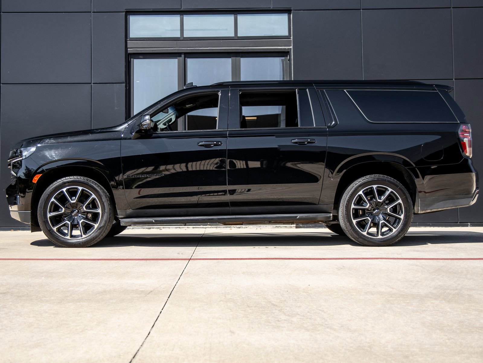 Used 2023 Chevrolet Suburban RST w/ Luxury Package image 9