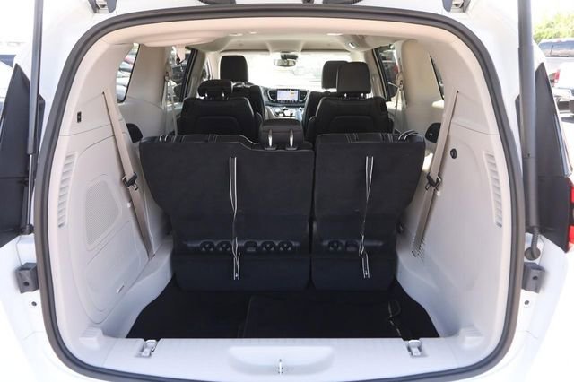 Used 2023 Chrysler Pacifica Touring-L w/ Uconnect Theater Family Group AWD/4WD image 7