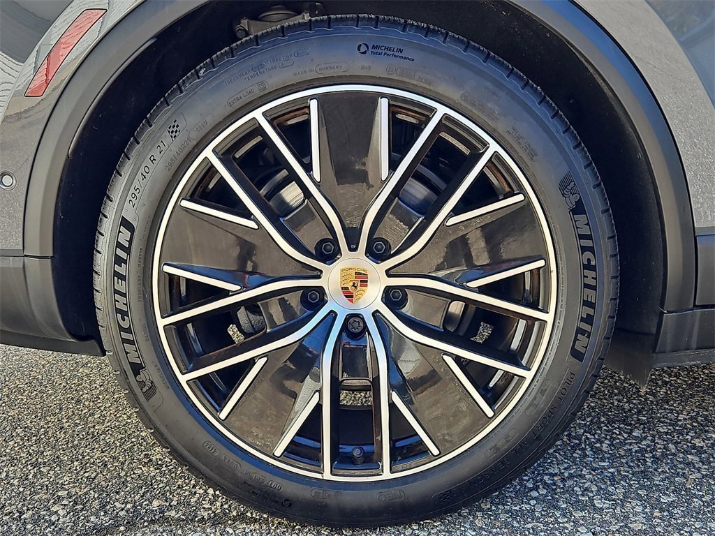 Certified 2025 Porsche Macan 4 Electric image 11