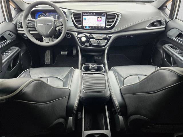 Used 2025 Chrysler Pacifica Limited image 19