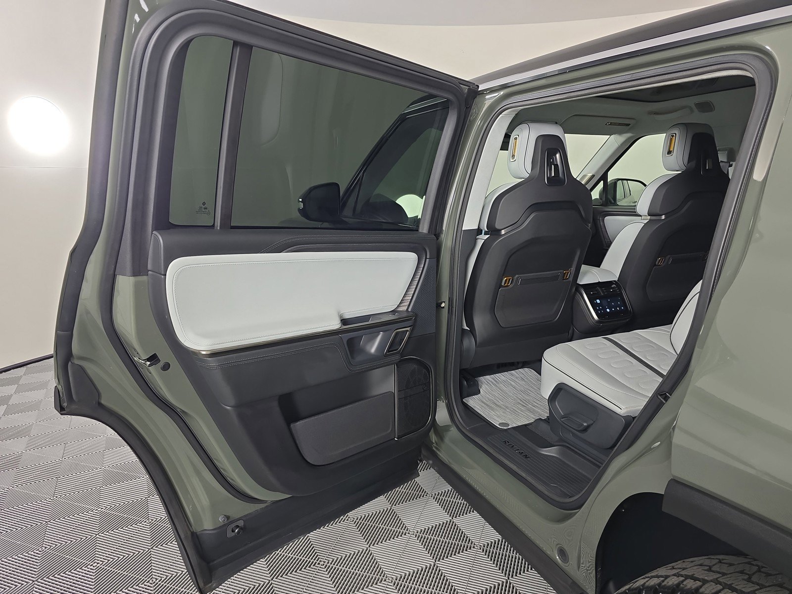 Used 2023 Rivian R1S Launch Edition image 17