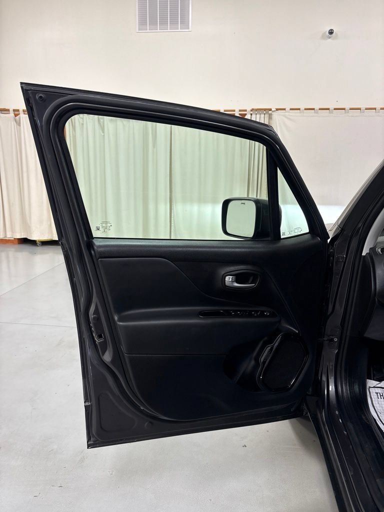 Used 2020 Jeep Renegade Altitude FWD image 16