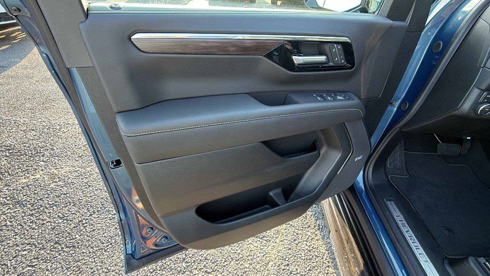 New 2026 Chevrolet Suburban Premier w/ Sun And Tow Package AWD/4WD image 14