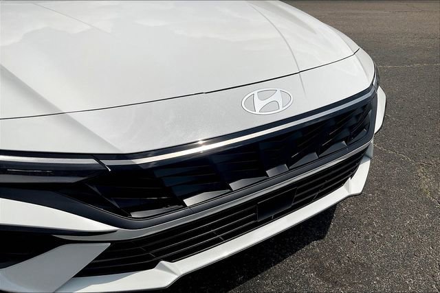 New 2025 Hyundai Elantra Limited image 32