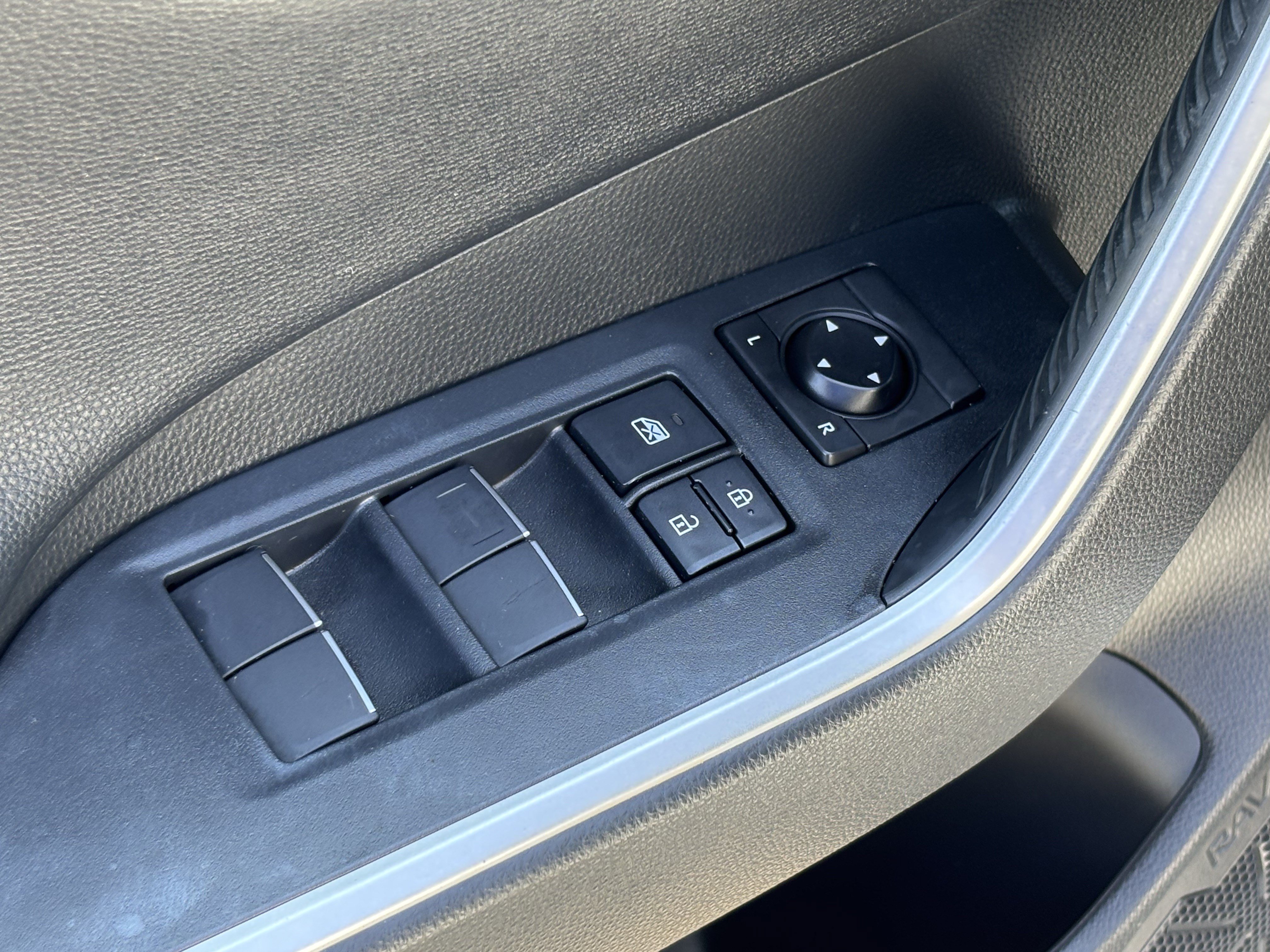 Used 2020 Toyota RAV4 XSE AWD/4WD image 15