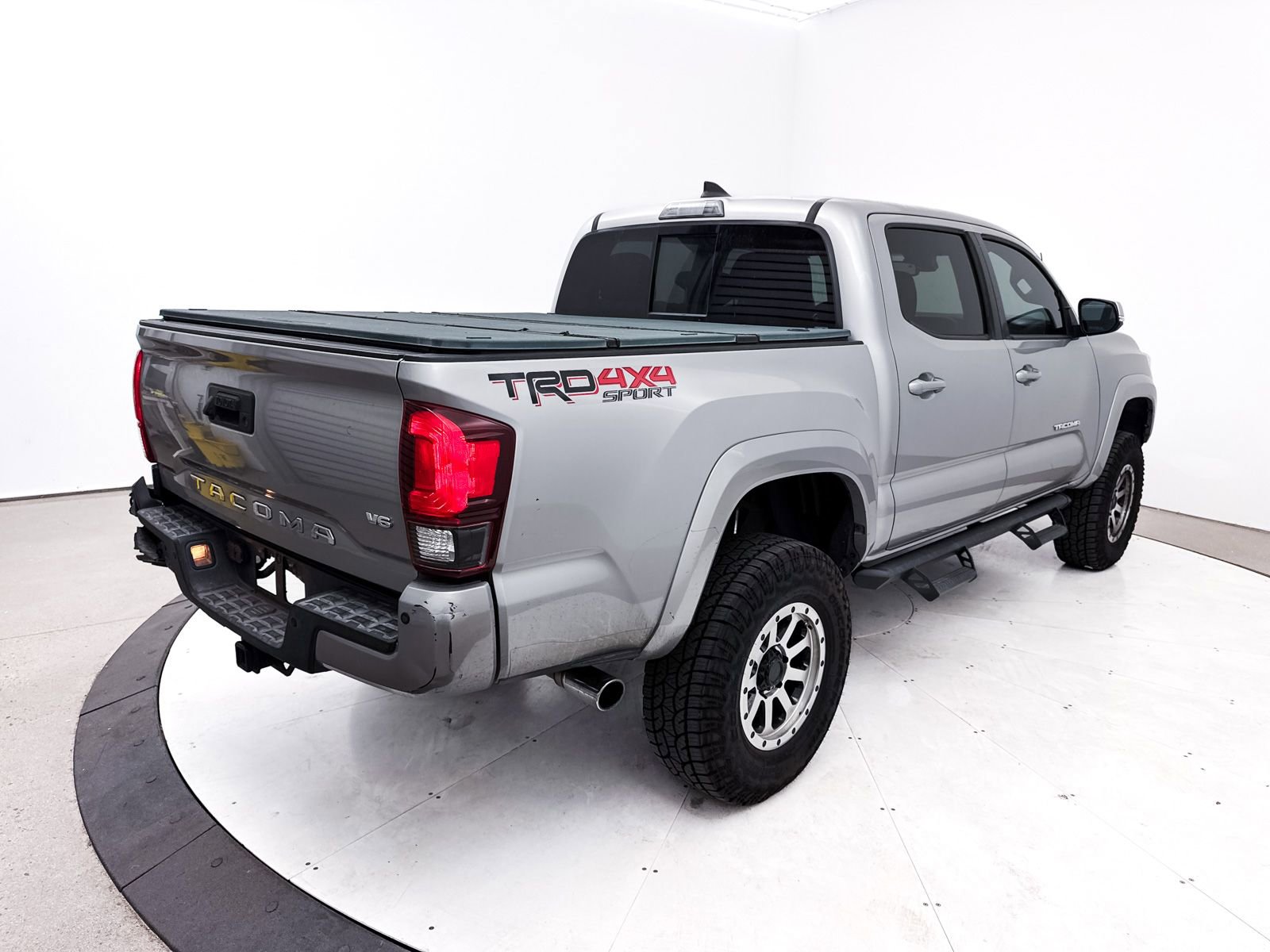 Used 2018 Toyota Tacoma TRD Sport w/ Technology Package AWD/4WD image 2