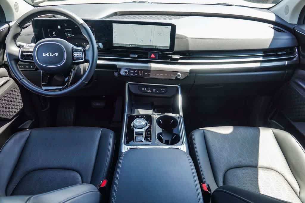 Certified 2025 Kia Carnival SX w/ SX Dark Edition Package FWD image 11